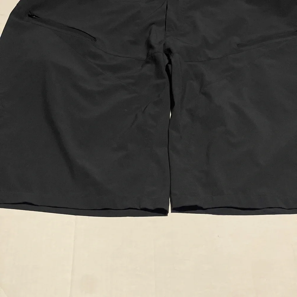 Speacialized shorts mens size 44 black EUC‎